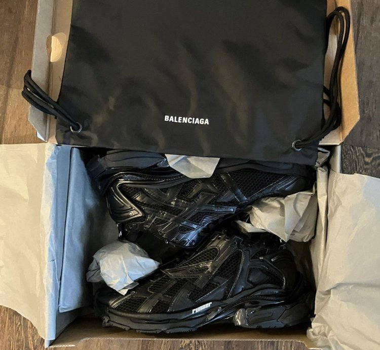 Black Runner size 44