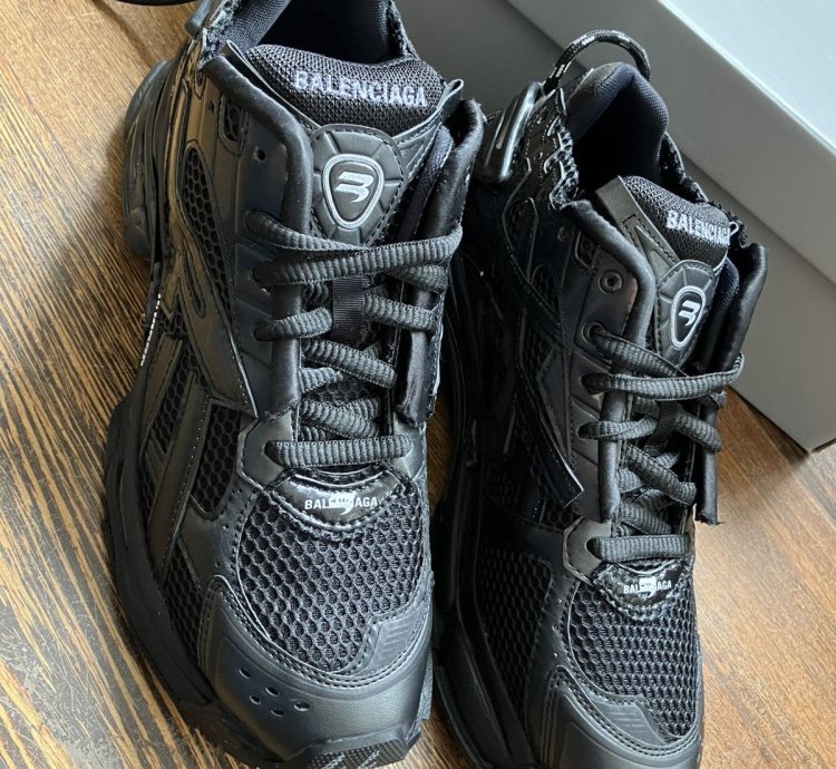 Black Runner size 44