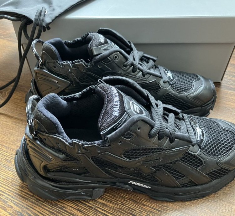 Black Runner size 44