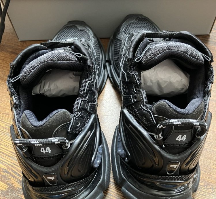 Black Runner size 44