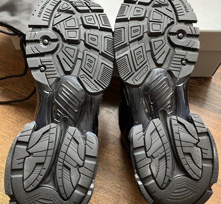 Black Runner size 44