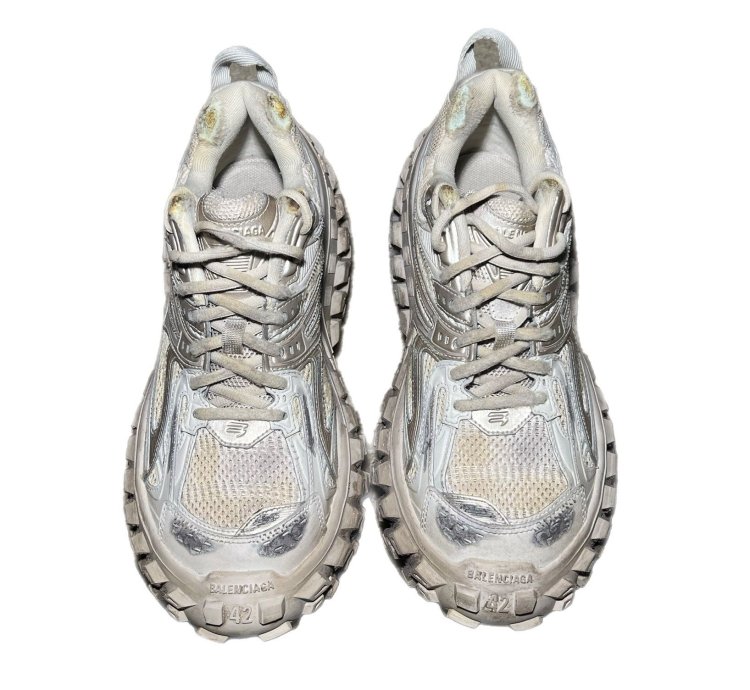 Defender Bouncer Worn Out Sneakers