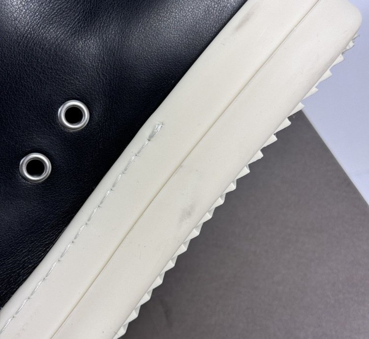 LOW TOP SNEAKERS