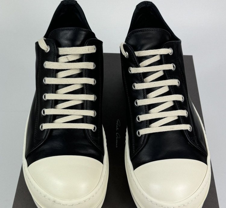 LOW TOP SNEAKERS