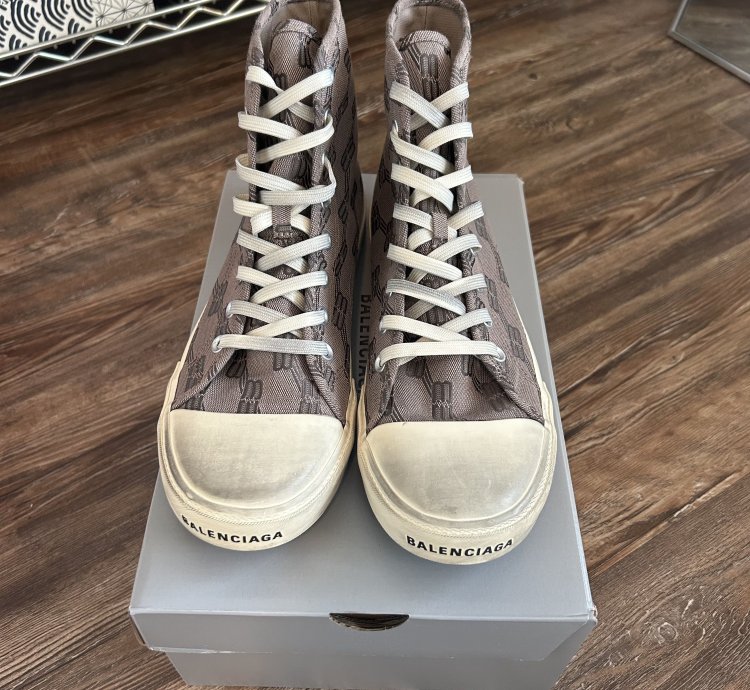 NEW 850 RRP Balenciaga monogram distressed sneakers