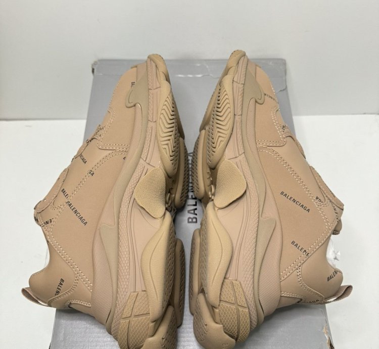 NEW Balenciaga Men Size 40 Triple Allover logo Sneaker