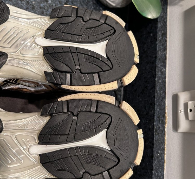 NEW Balenciaga Runner Track Tan White Size 42 (9US)