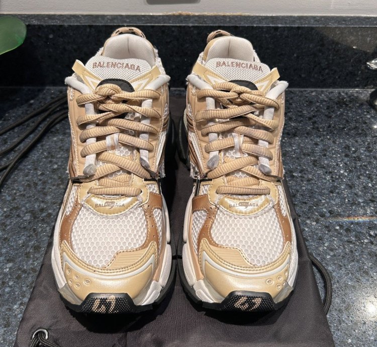 NEW Balenciaga Runner Track Tan White Size 42 (9US)