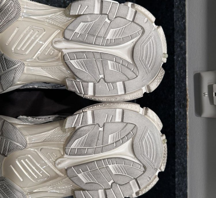 NEW Balenciaga Runner Track White Size 41 (8US)