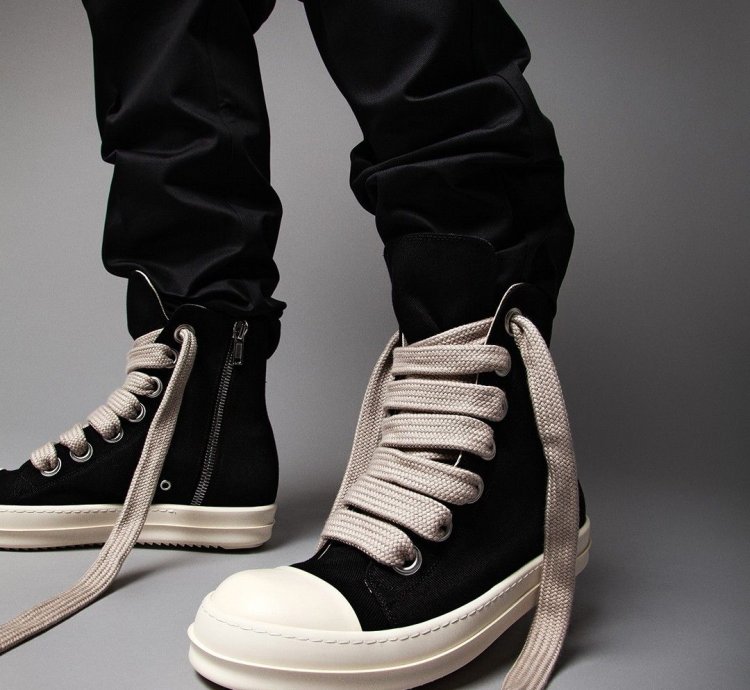 NEW BLACK JUMBO LACE HIGH RAMONES 42