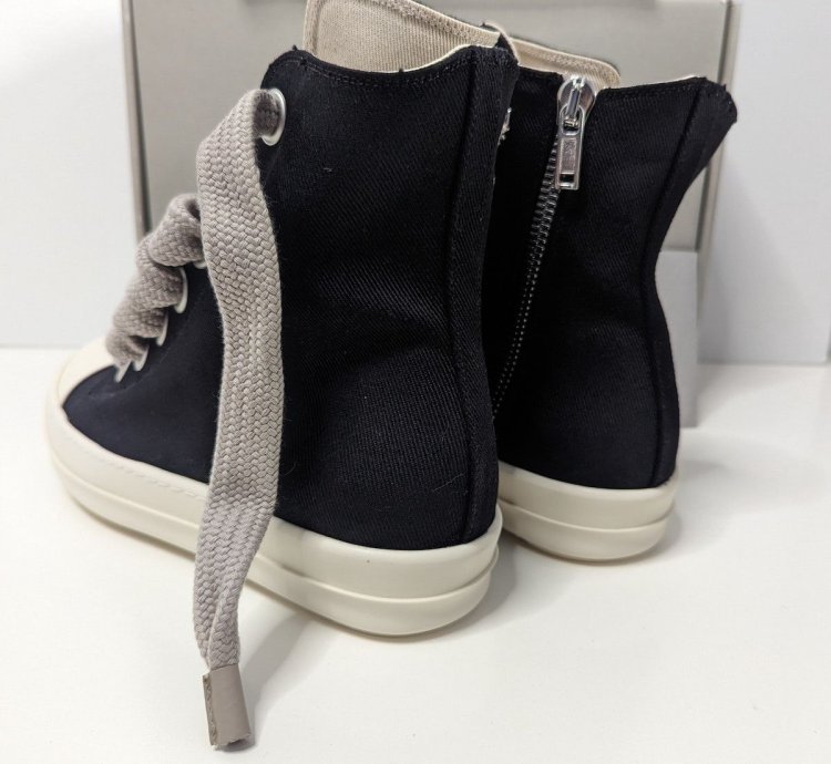 NEW BLACK JUMBO LACE HIGH RAMONES 42