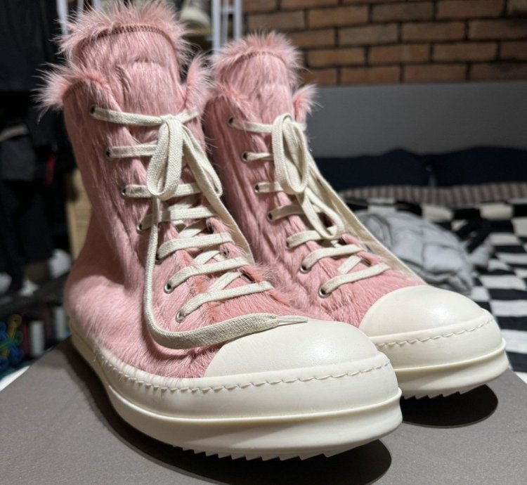 NEW MAINLINE DIRTY PINK MILK RAMONES PONY HAIR FUR SHOES