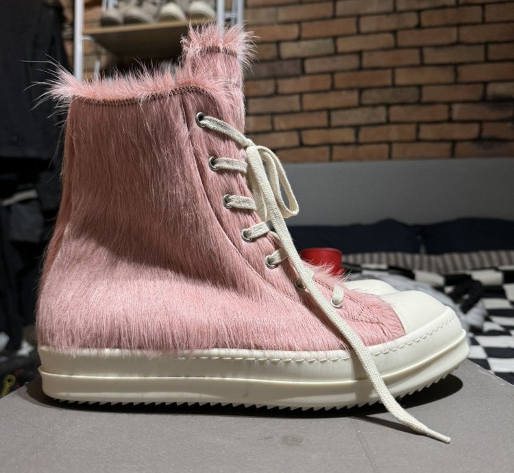 NEW MAINLINE DIRTY PINK MILK RAMONES PONY HAIR FUR SHOES