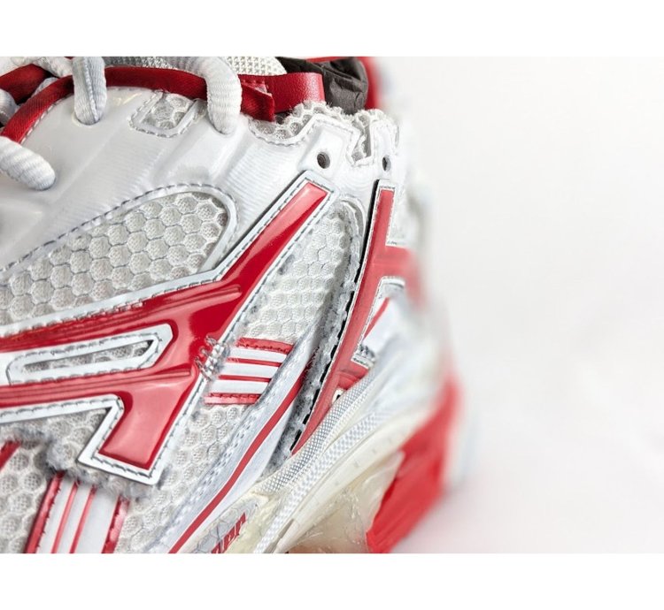 o1rshd1 Bicolor Mesh Runner in White Red