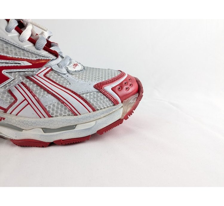 o1rshd1 Bicolor Mesh Runner in White Red