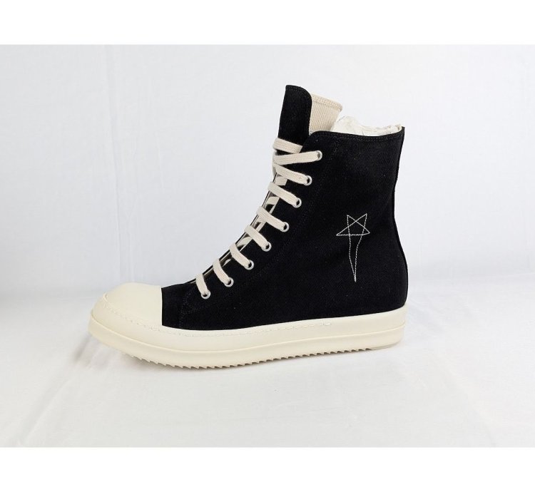 o1rshd1 High-Top Sneakers in Black Milk