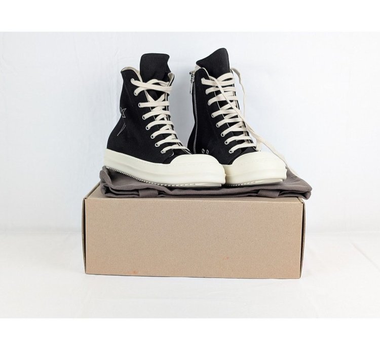 o1rshd1 High-Top Sneakers in Black Milk