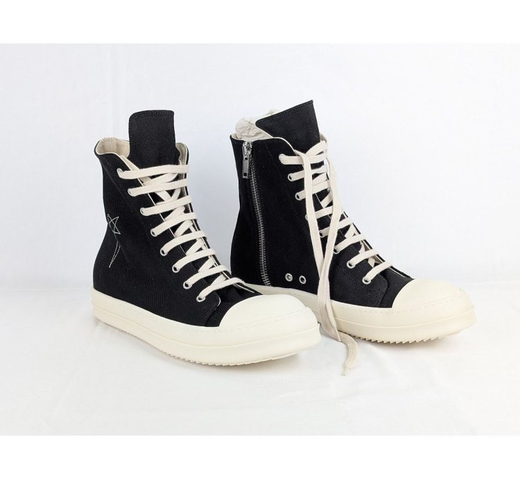 o1rshd1 High-Top Sneakers in Black Milk