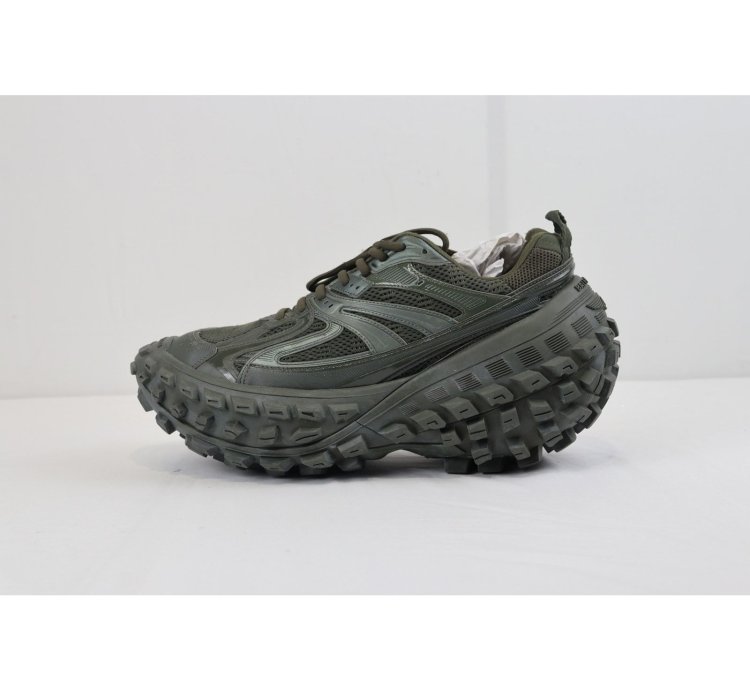 o1rshd1 Monocolor Rubber Mesh Defender Sneakers in Kaki