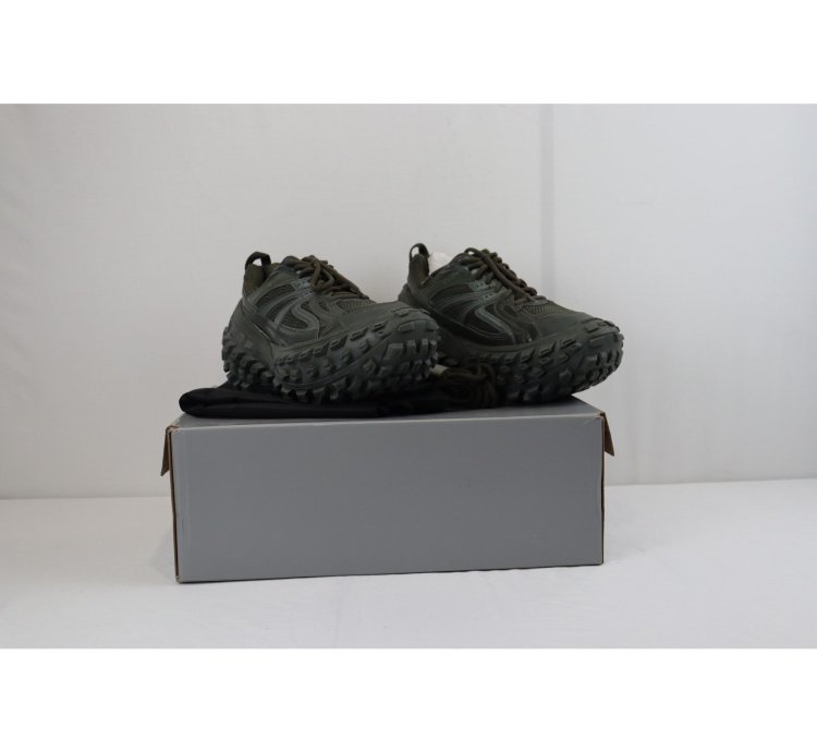 o1rshd1 Monocolor Rubber Mesh Defender Sneakers in Kaki