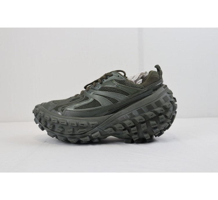 o1rshd1 Monocolor Rubber Mesh Defender Sneakers in Kaki
