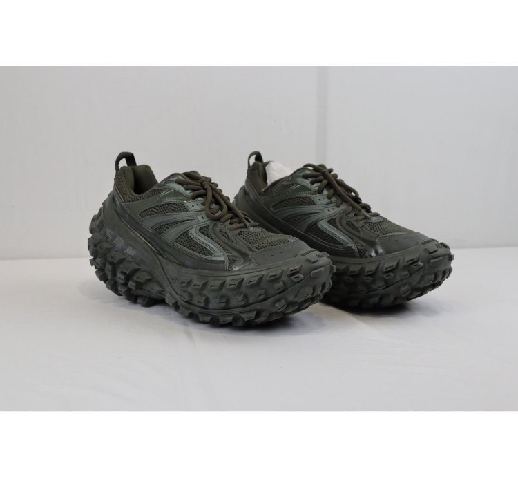 o1rshd1 Monocolor Rubber Mesh Defender Sneakers in Kaki