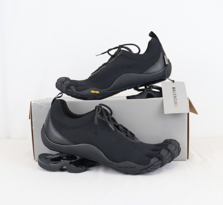 o1rshd1 Toe Low Top Knit LF Monocolor Sneaker shoe in Black