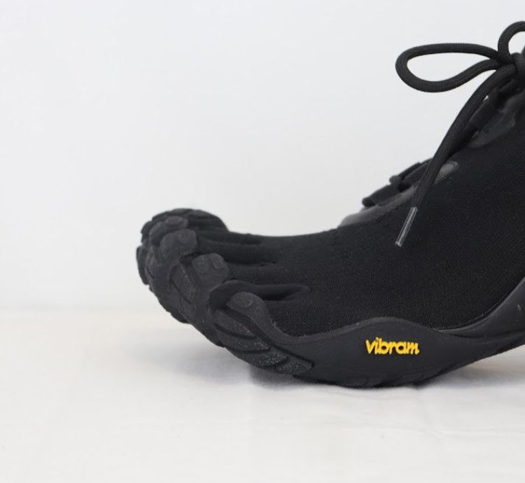 o1rshd1 Toe Low Top Sneakers in Black