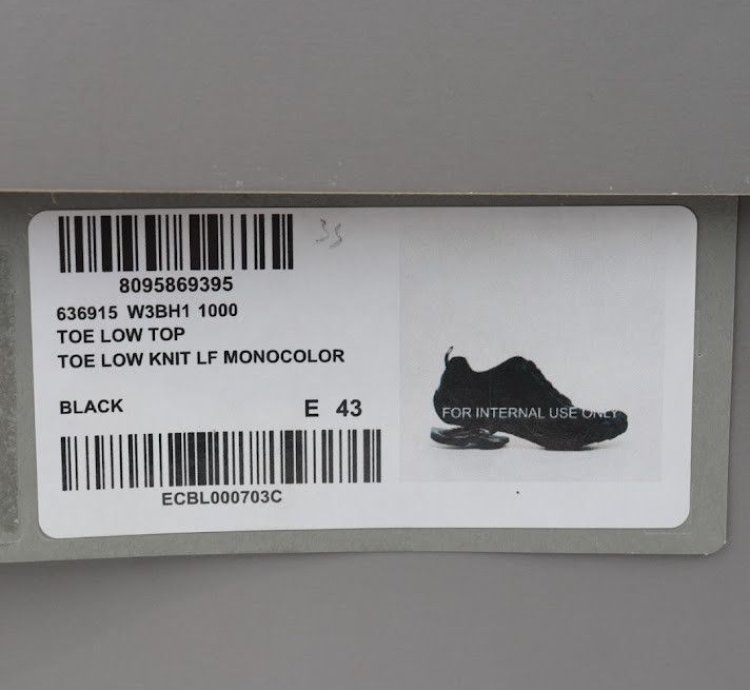 o1rshd1 Toe Low Top Sneakers in Black