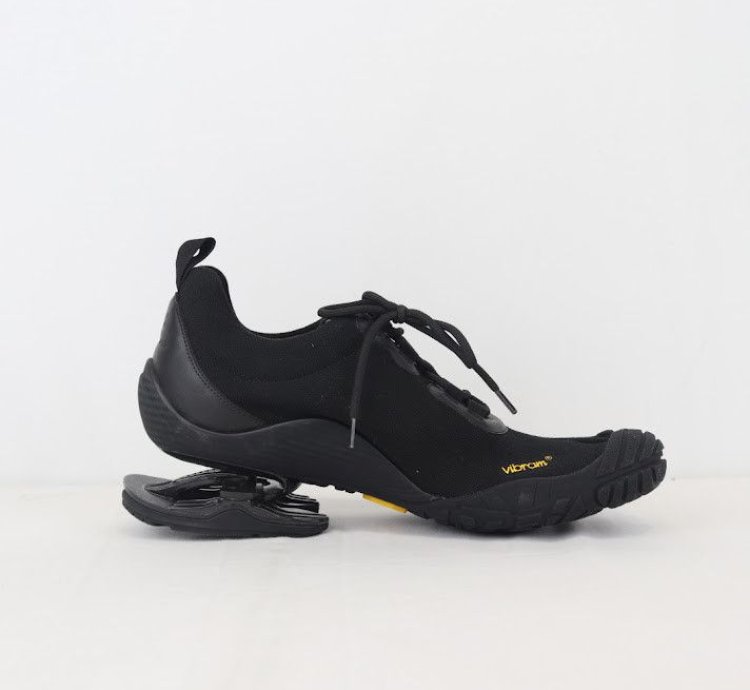 o1rshd1 Toe Low Top Sneakers in Black