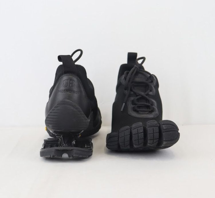 o1rshd1 Toe Low Top Sneakers in Black