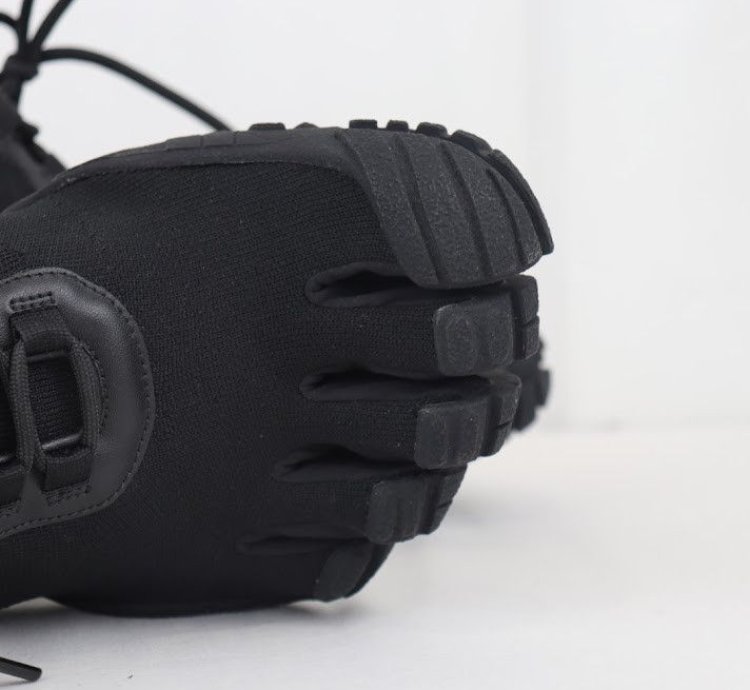 o1rshd1 Toe Low Top Sneakers in Black