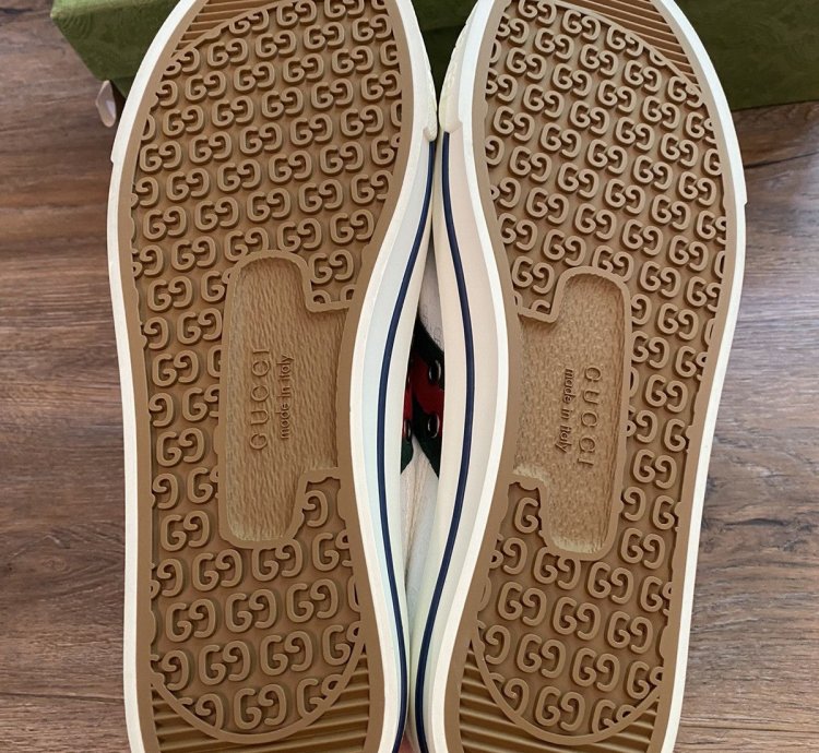 Gucci Low tennis sneaker size 9 5