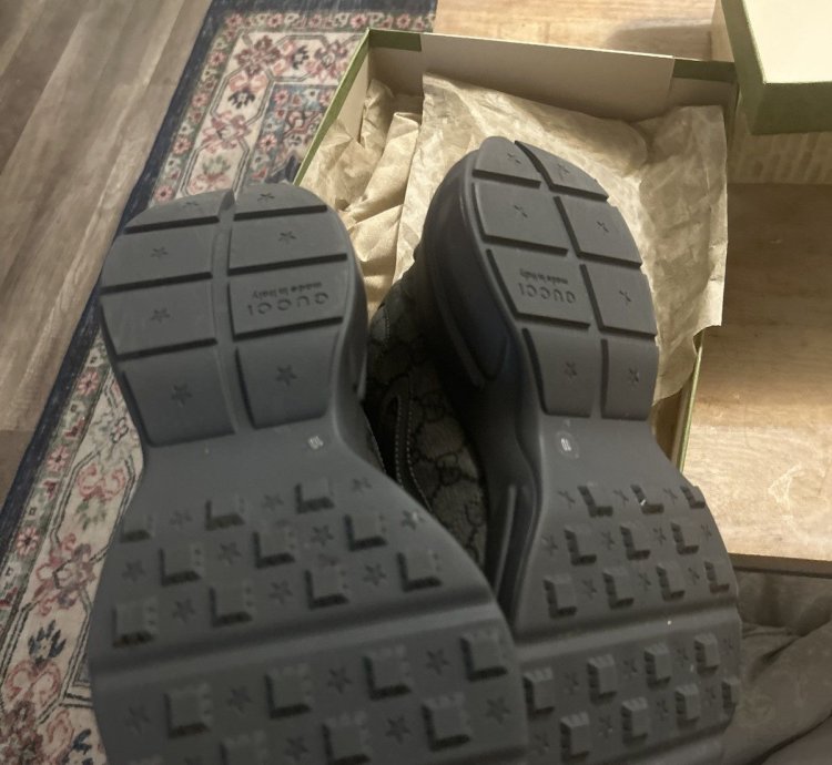Gucci mid top shoe