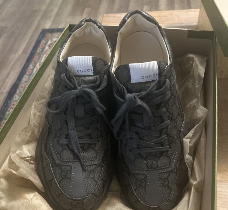 Gucci mid top shoe