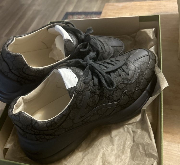 Gucci mid top shoe