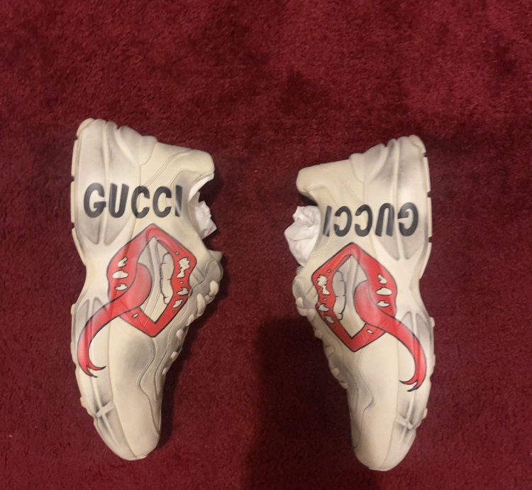 GUCCI Rhyton Printed Distressed Leather Sneakers (Red Lips)