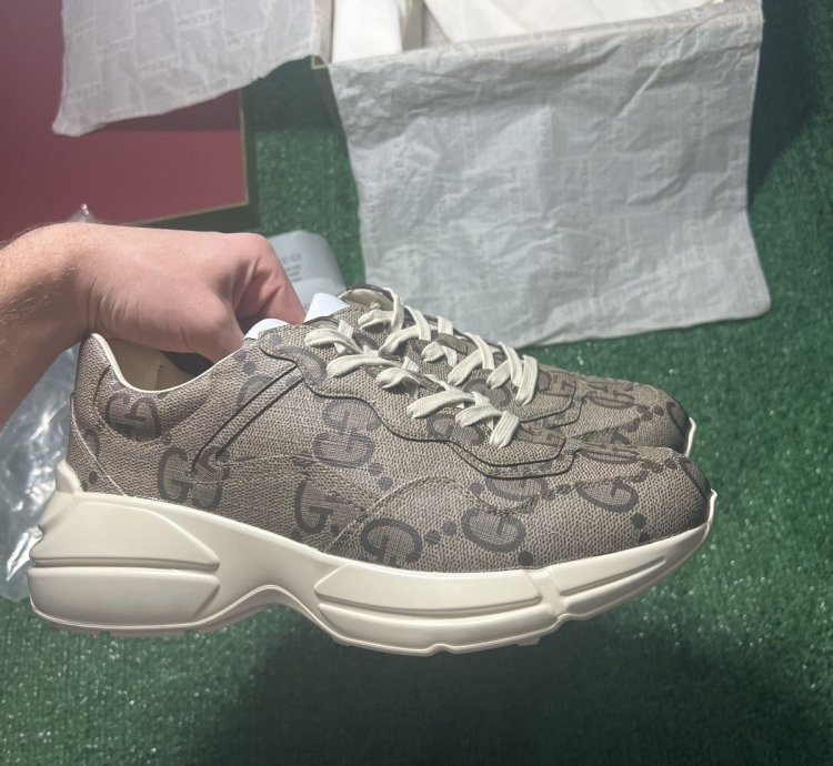 Gucci Rython 100 Beige Size 8