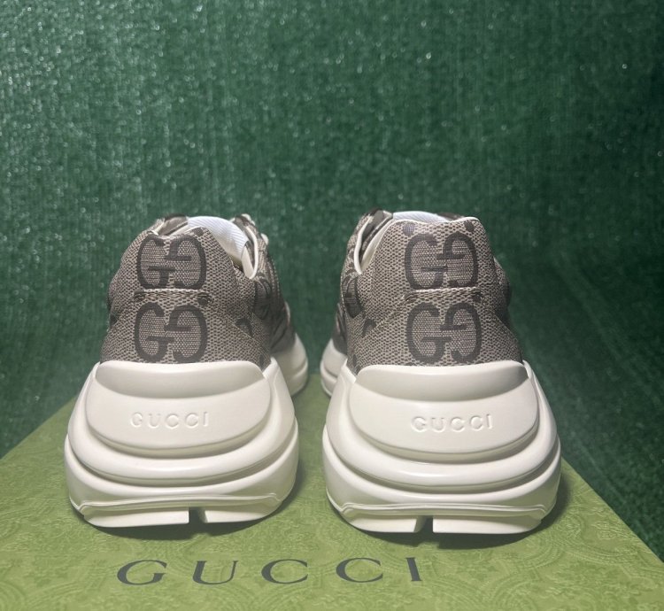 Gucci Rython 100 Beige Size 8