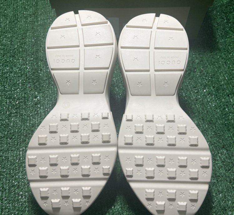 Gucci Rython 100 Beige Size 8