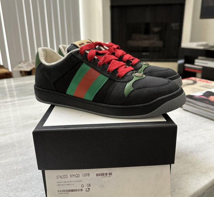 Gucci Screener sneaker in suede black green red color