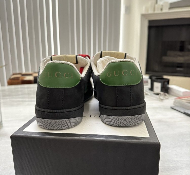 Gucci Screener sneaker in suede black green red color