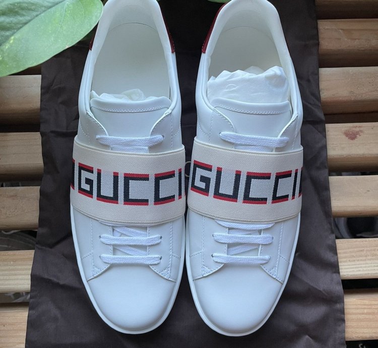 Men Ace sneaker with elastic logo strap