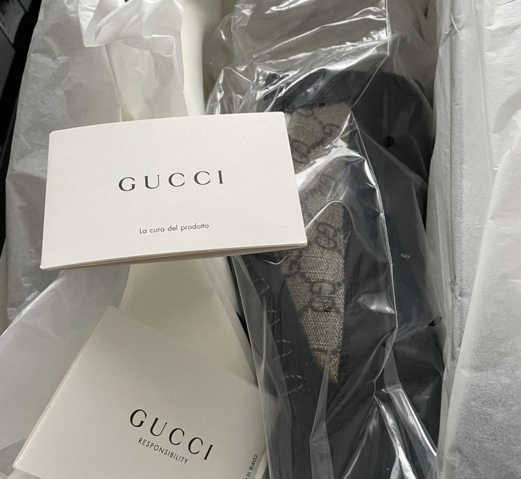 New Rare Limited Edition Supreme Gucci Logo Leather Sneaker
