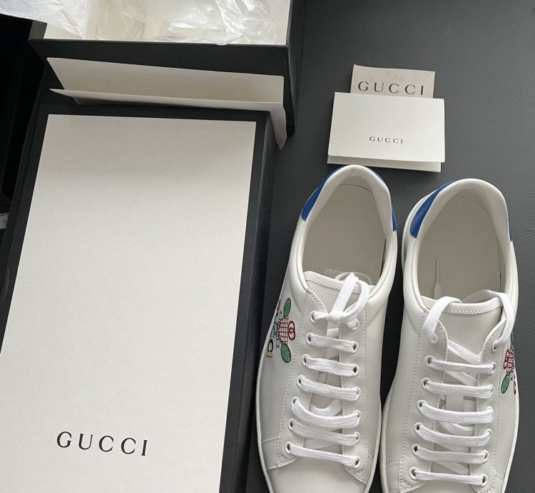Rare Brand NEW Super Runway Embroidery Tennis Logo Sneaker