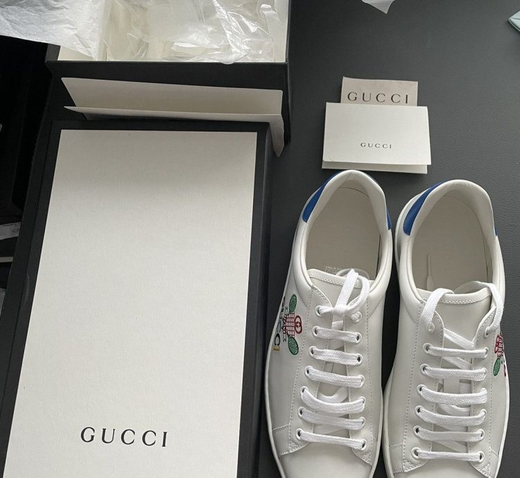 Rare Brand NEW Super Runway Embroidery Tennis Logo Sneaker