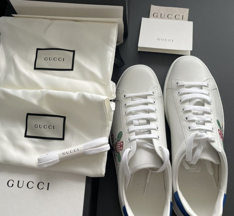 Rare Brand NEW Super Runway Embroidery Tennis Logo Sneaker