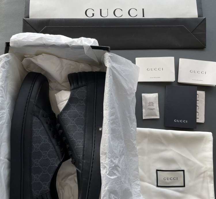 Rare Limited Edition Gucci Supreme Leather Low Top Sneakers