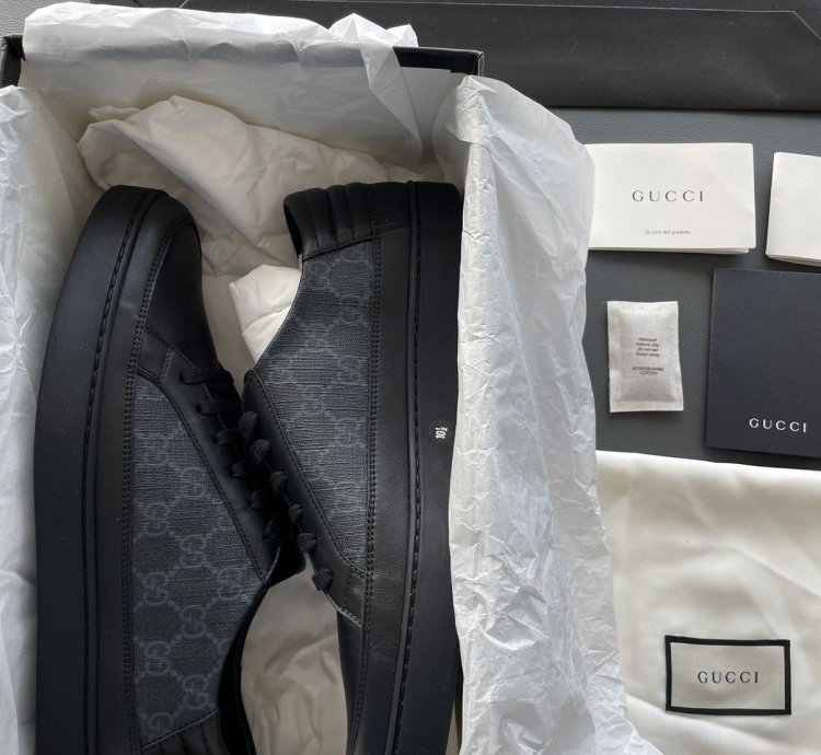 Rare Limited Edition Gucci Supreme Leather Low Top Sneakers