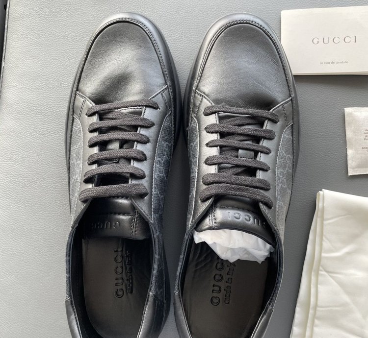 Rare Limited Edition Gucci Supreme Leather Low Top Sneakers